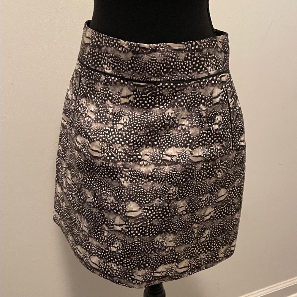 J.Crew Feather Print Mini Skirt Women Size 4 BlackWhiteGray Graphic Print Preppy